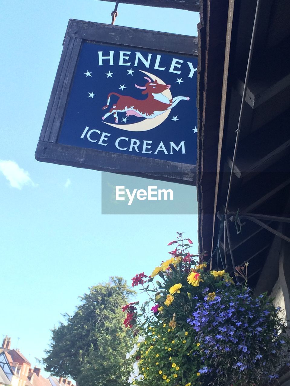 LOW ANGLE VIEW OF SIGN BOARD AGAINST SKY