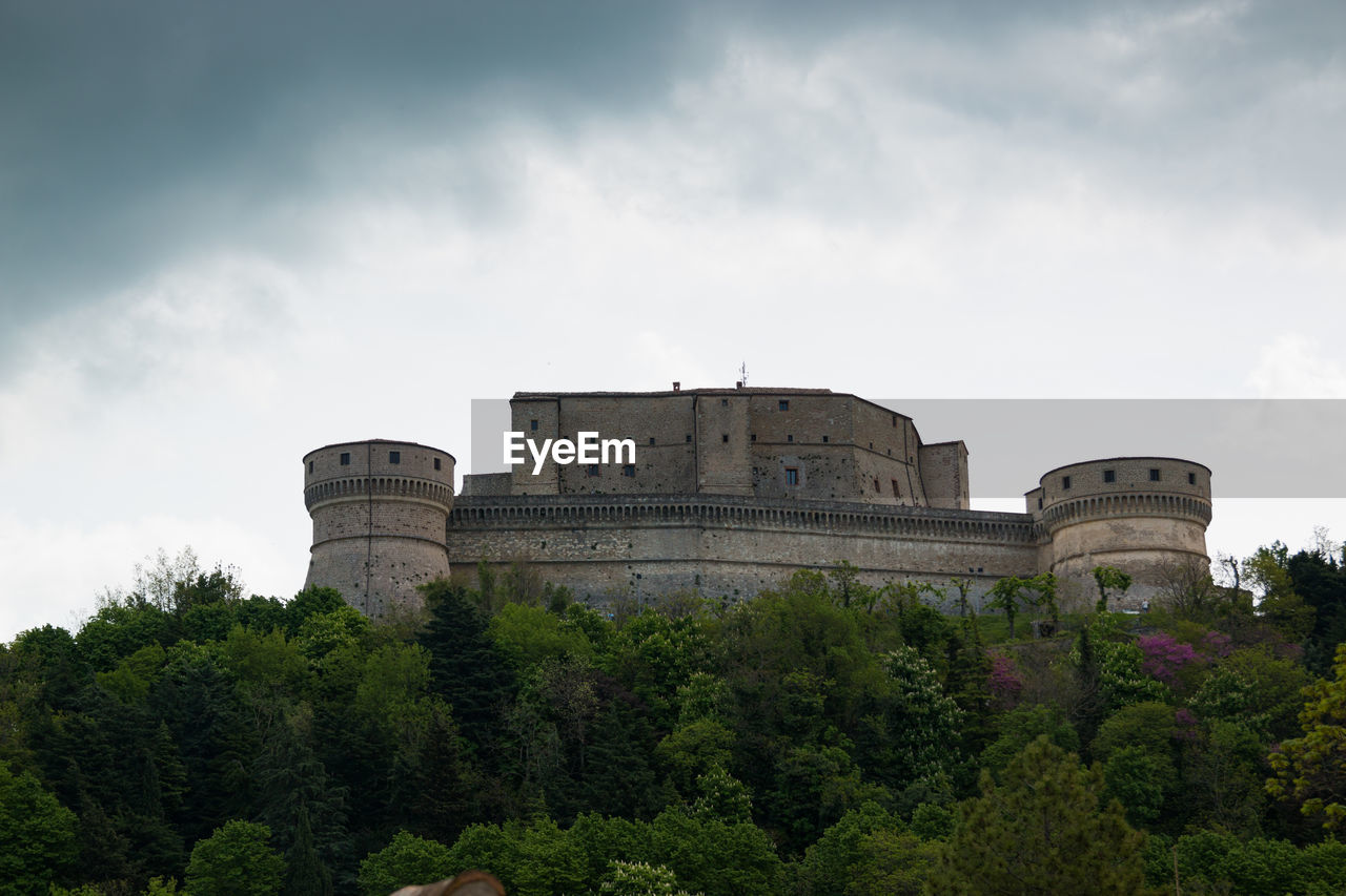 LOW ANGLE VIEW OF CASTLE AGAINST SKY