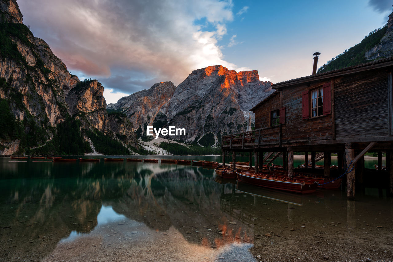 SCENIC VIEW OF LAKE BY HOUSES AGAINST SKY