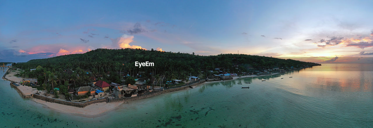 SCENIC VIEW OF SEA AGAINST SKY AT SUNSET