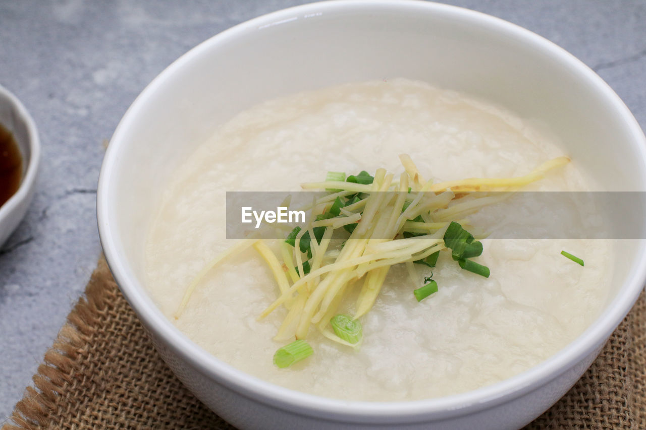 CLOSE-UP OF SOUP IN BOWL