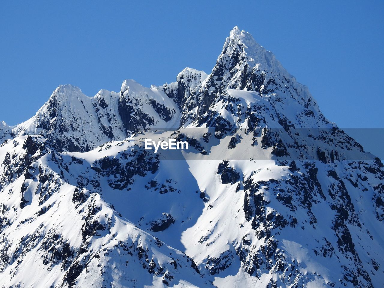 SCENIC VIEW OF SNOWCAPPED MOUNTAINS AGAINST CLEAR SKY