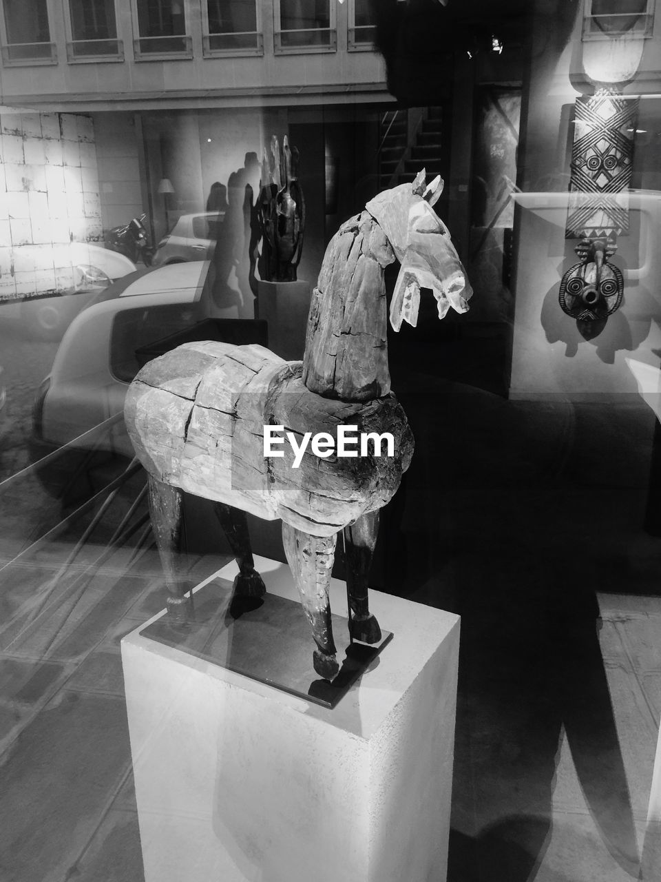 Side view of a horse representation