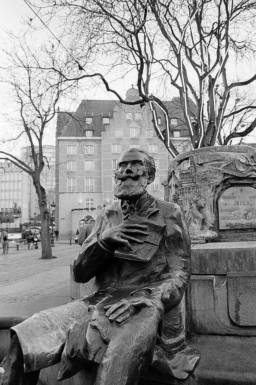 STATUE OF WOMAN IN PARK