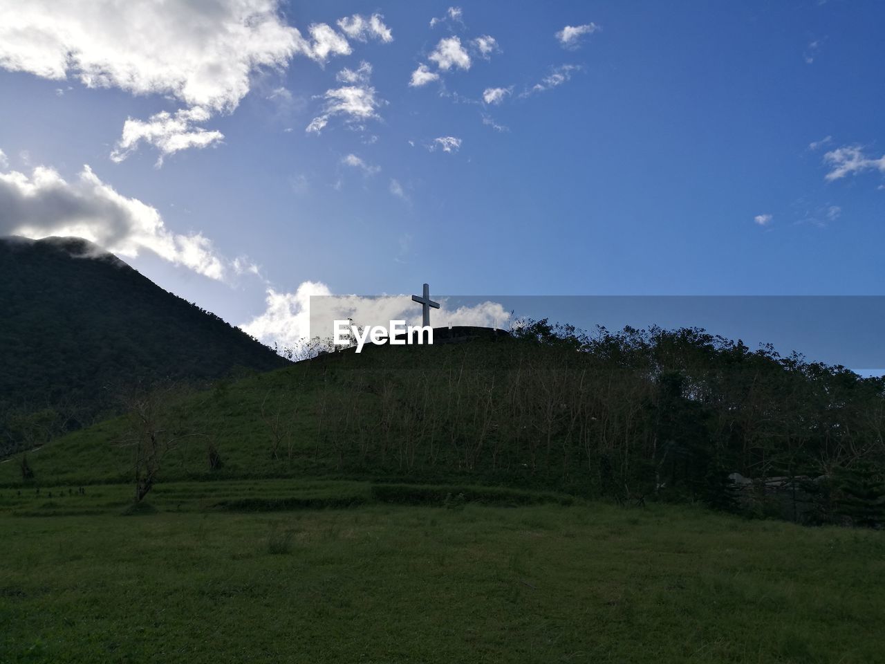 SCENIC VIEW OF FARM AGAINST SKY