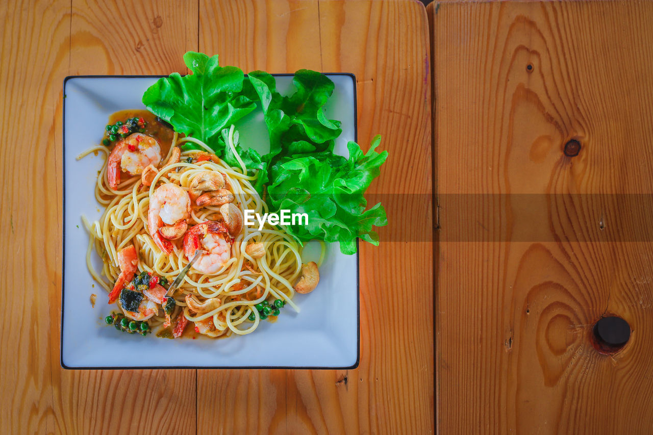 HIGH ANGLE VIEW OF SALAD ON TABLE