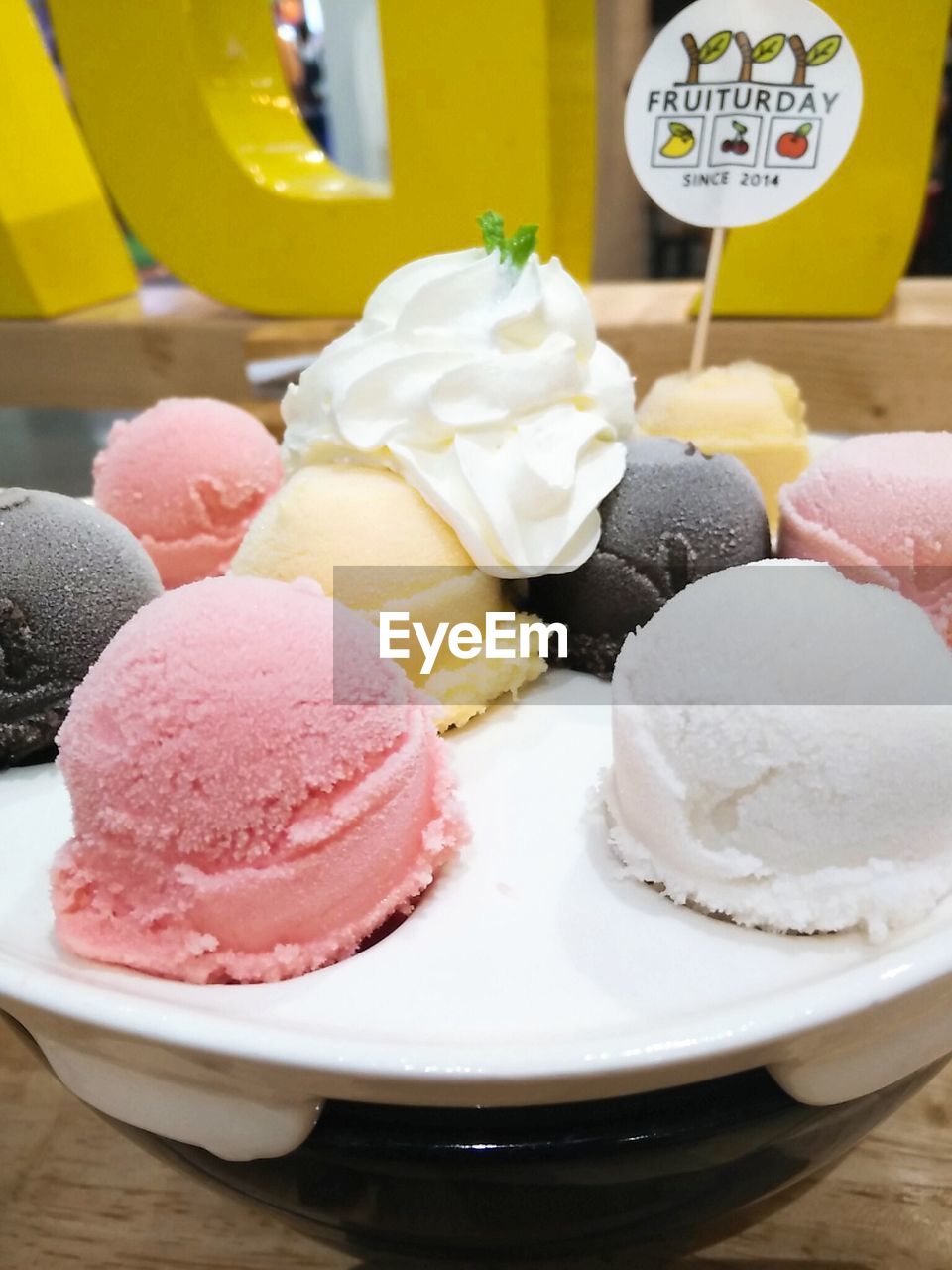 HIGH ANGLE VIEW OF ICE CREAM IN PLATE ON TABLE