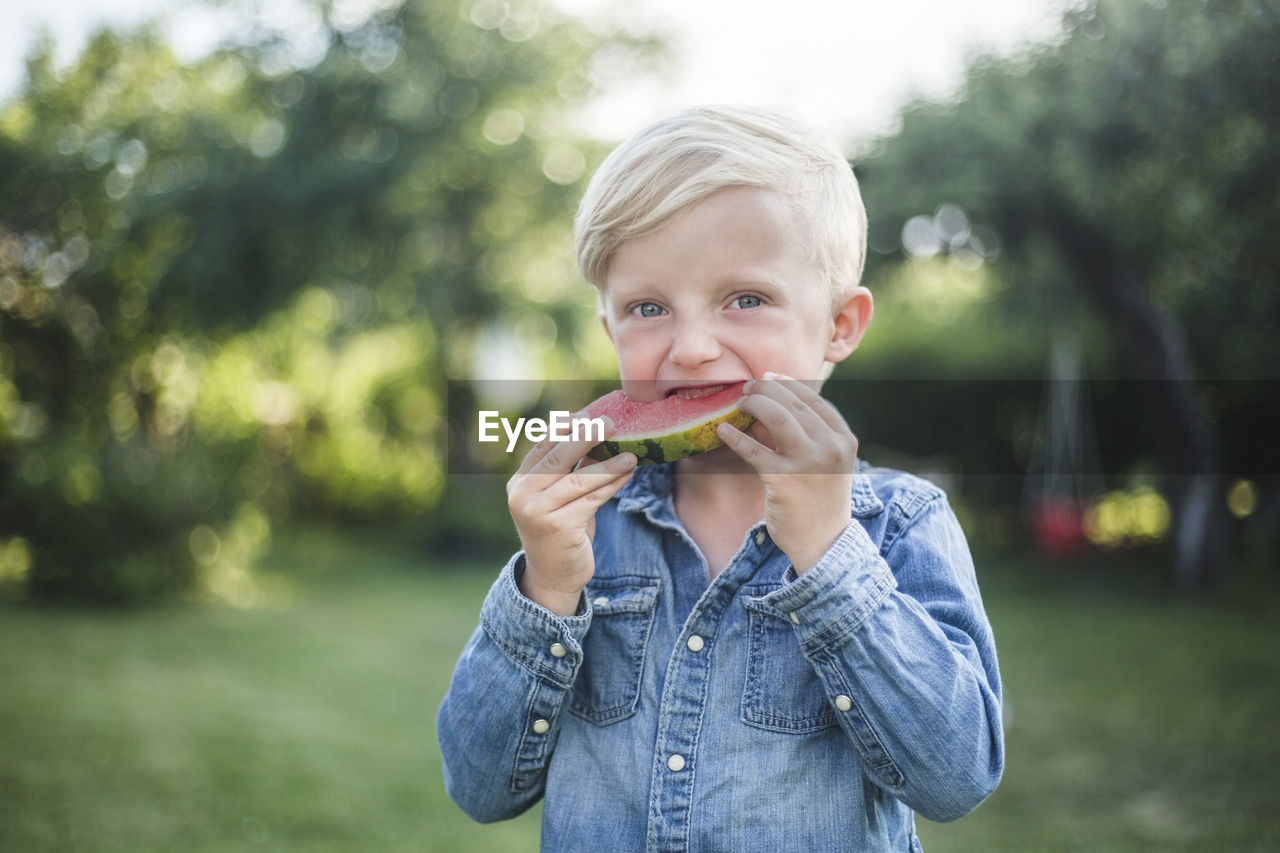 PORTRAIT OF BOY EATING ICE CREAM