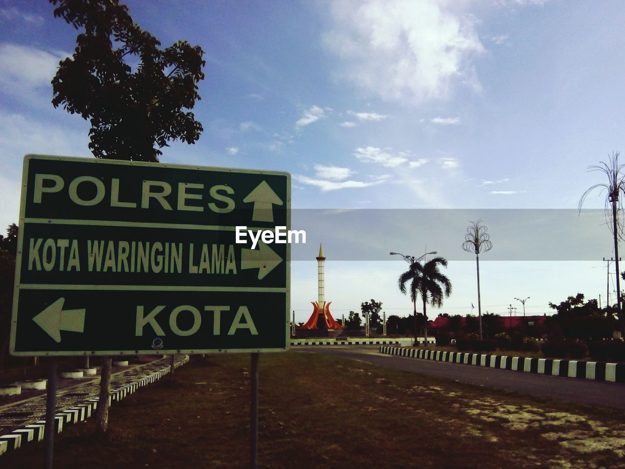 INFORMATION SIGN AGAINST TREES