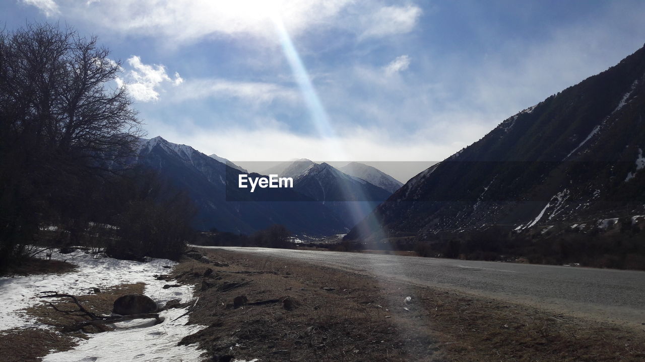 SCENIC VIEW OF SNOW MOUNTAINS AGAINST SKY