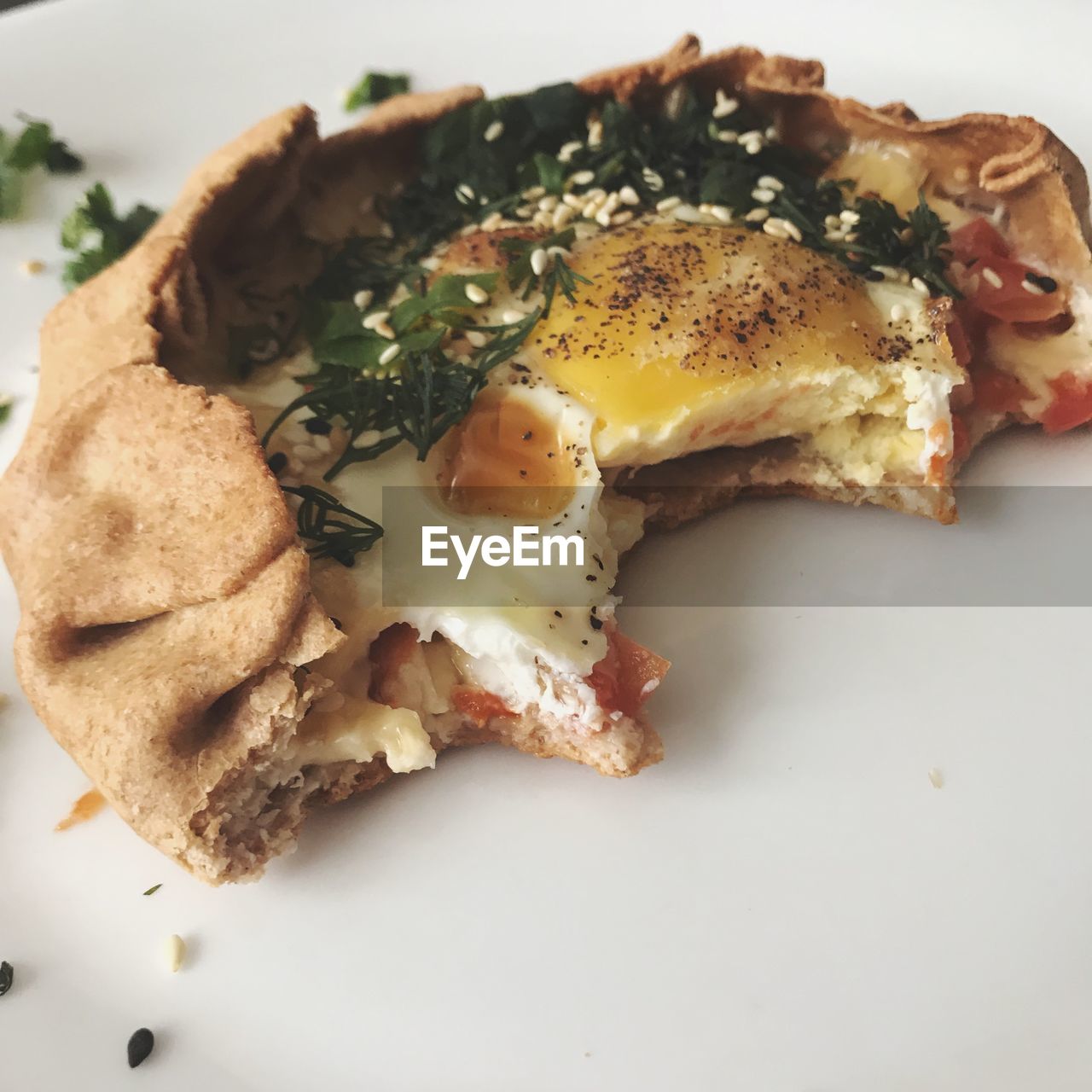 CLOSE-UP OF BREAD WITH MEAT