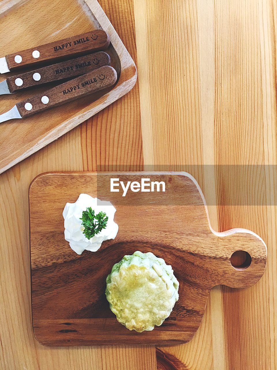 HIGH ANGLE VIEW OF FOOD ON TABLE