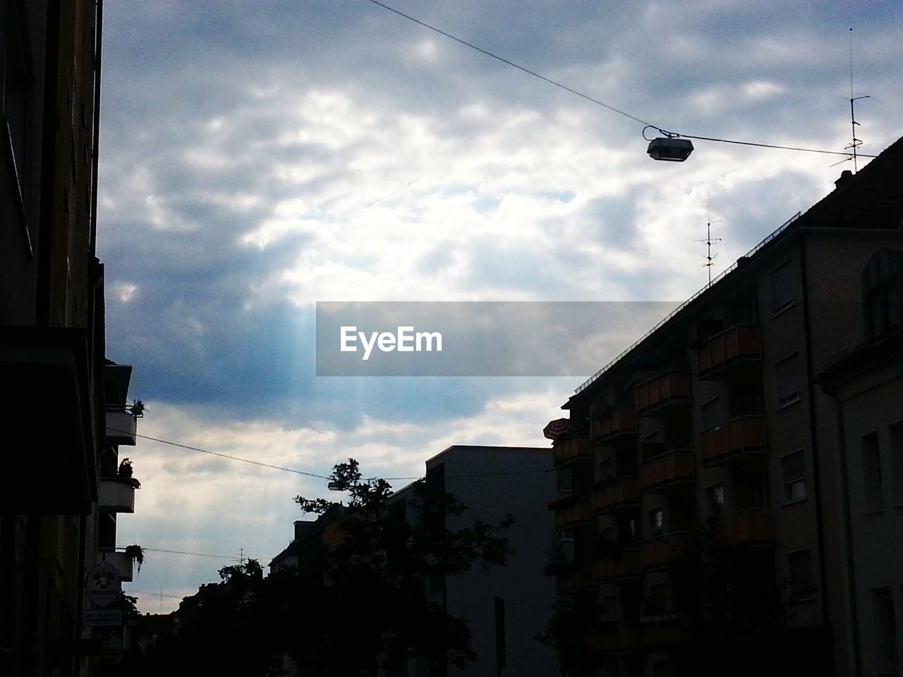 LOW ANGLE VIEW OF BUILDINGS AGAINST CLOUDY SKY