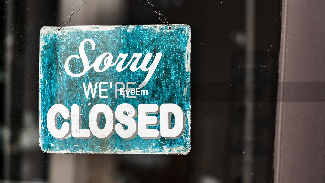 A business closed sign in a window during the pandemic
