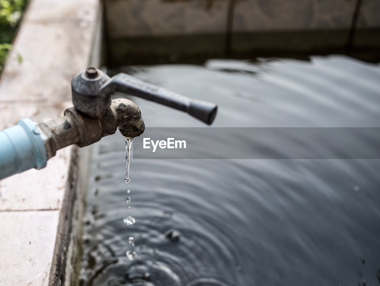 CLOSE-UP OF WATER DROP ON FOUNTAIN