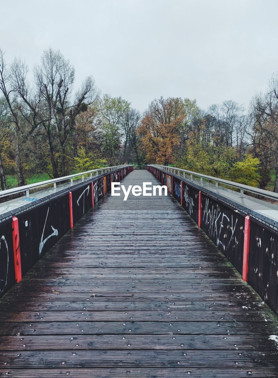 VIEW OF FOOTBRIDGE AGAINST SKY