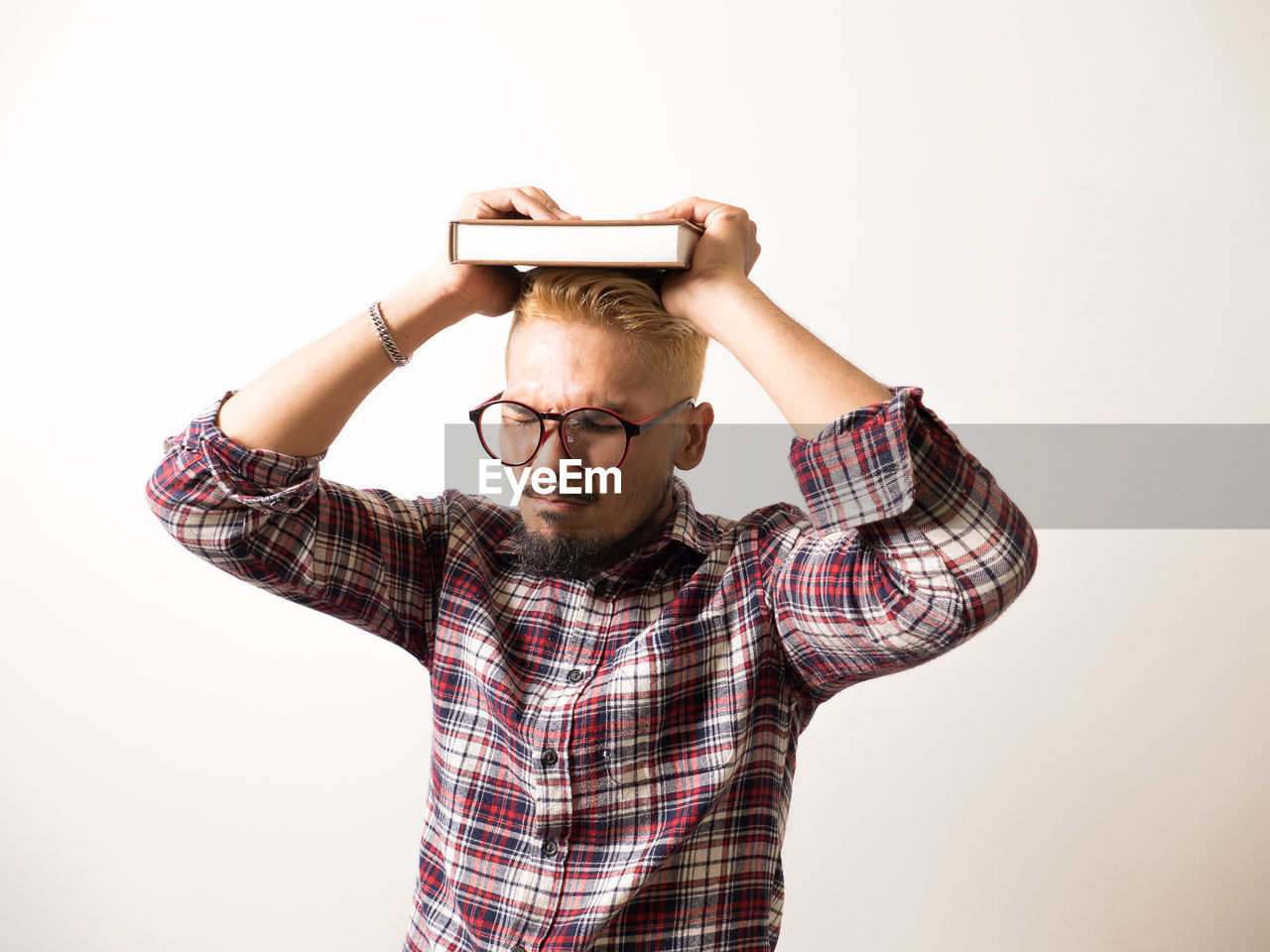 PORTRAIT OF YOUNG MAN STANDING AGAINST COLORED BACKGROUND