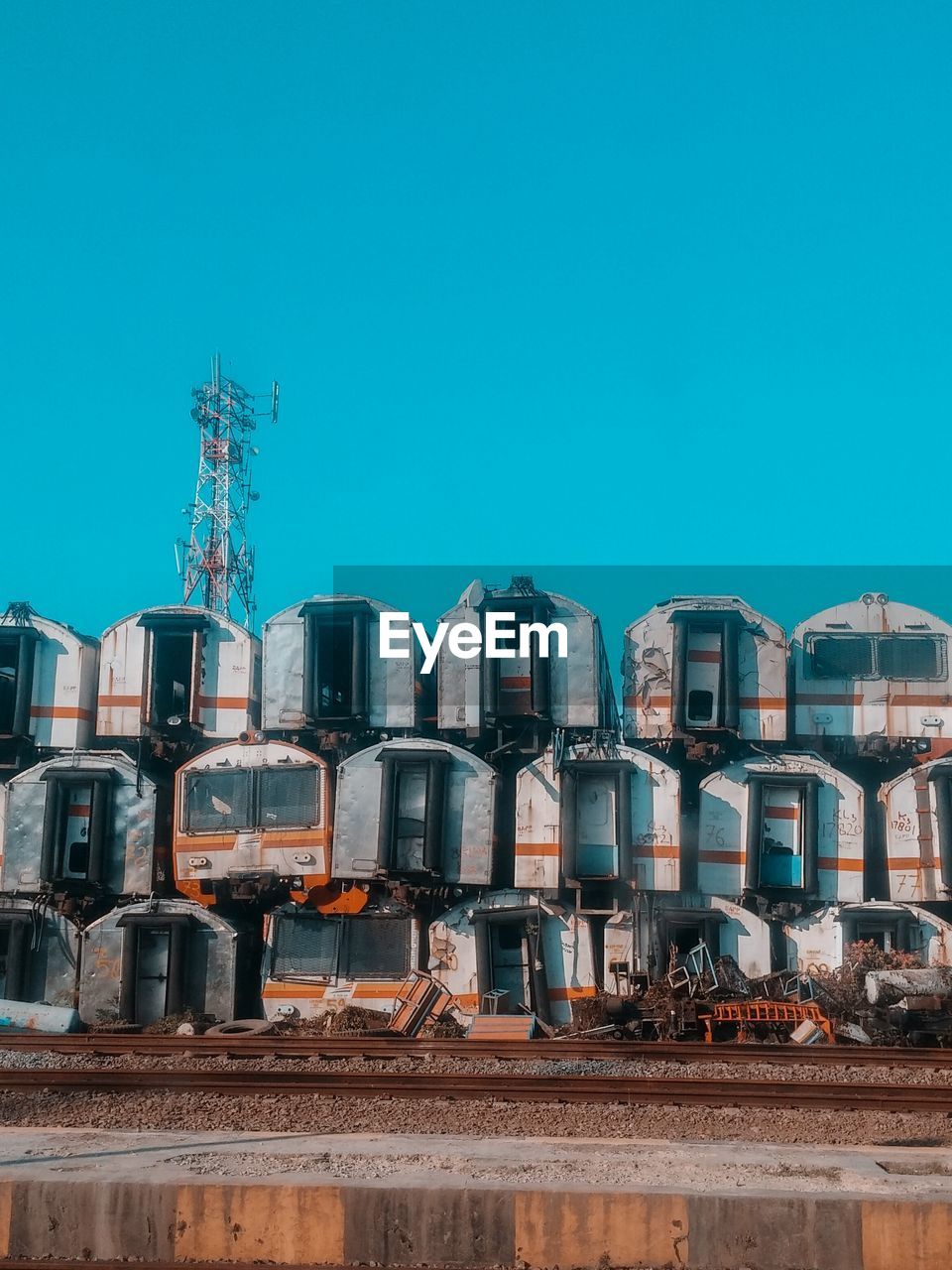 LOW ANGLE VIEW OF BUILDINGS AGAINST SKY