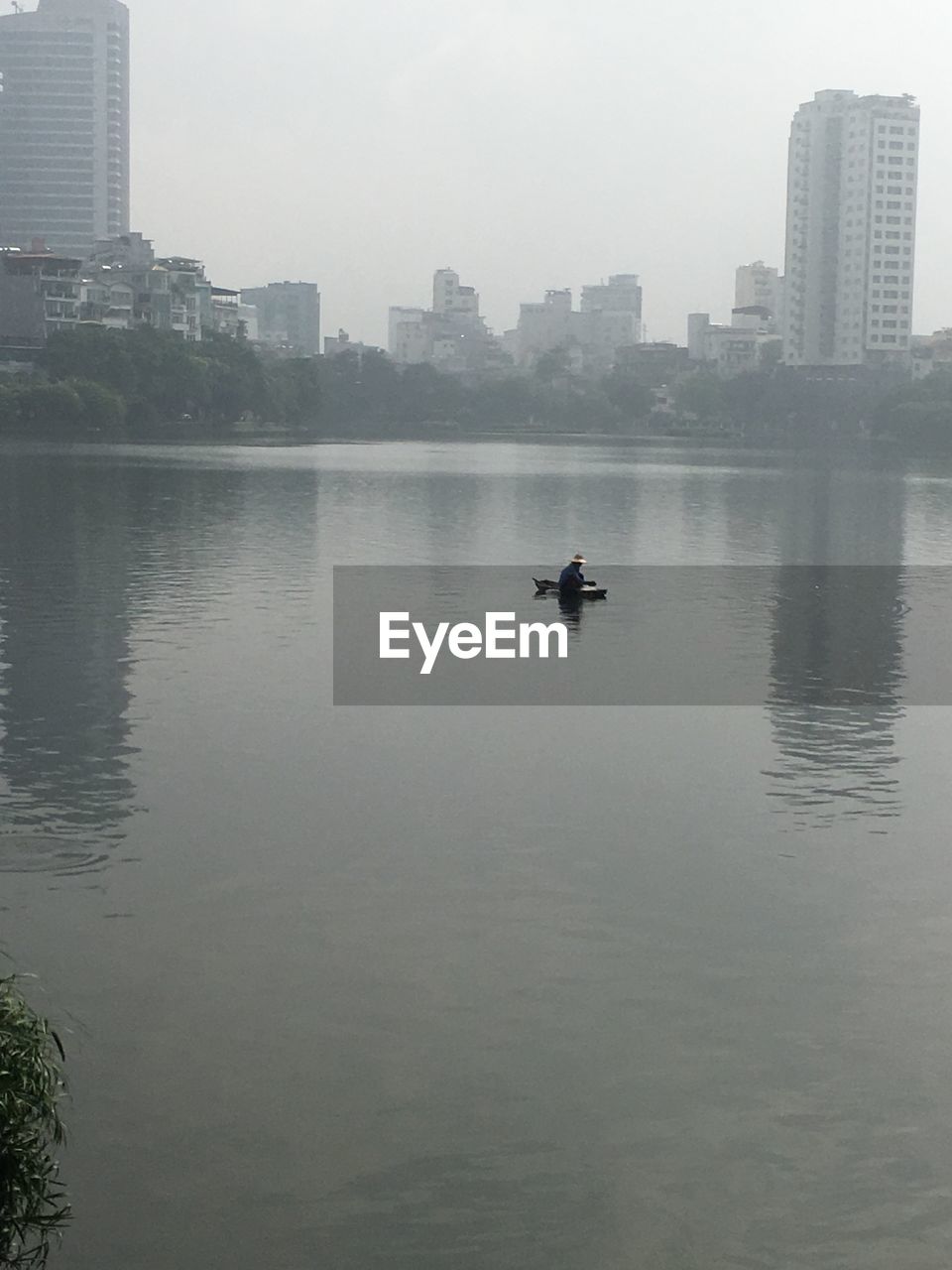 SCENIC VIEW OF RIVER IN CITY