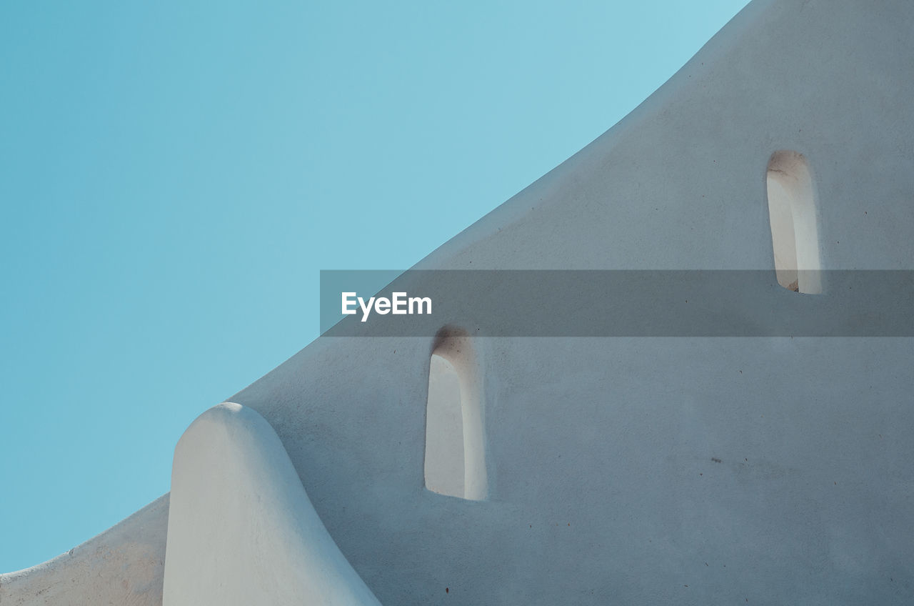 LOW ANGLE VIEW OF BUILT STRUCTURE AGAINST SKY