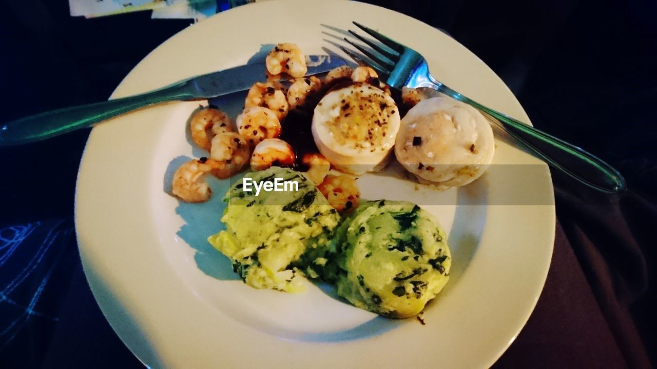 HIGH ANGLE VIEW OF FOOD SERVED IN PLATE