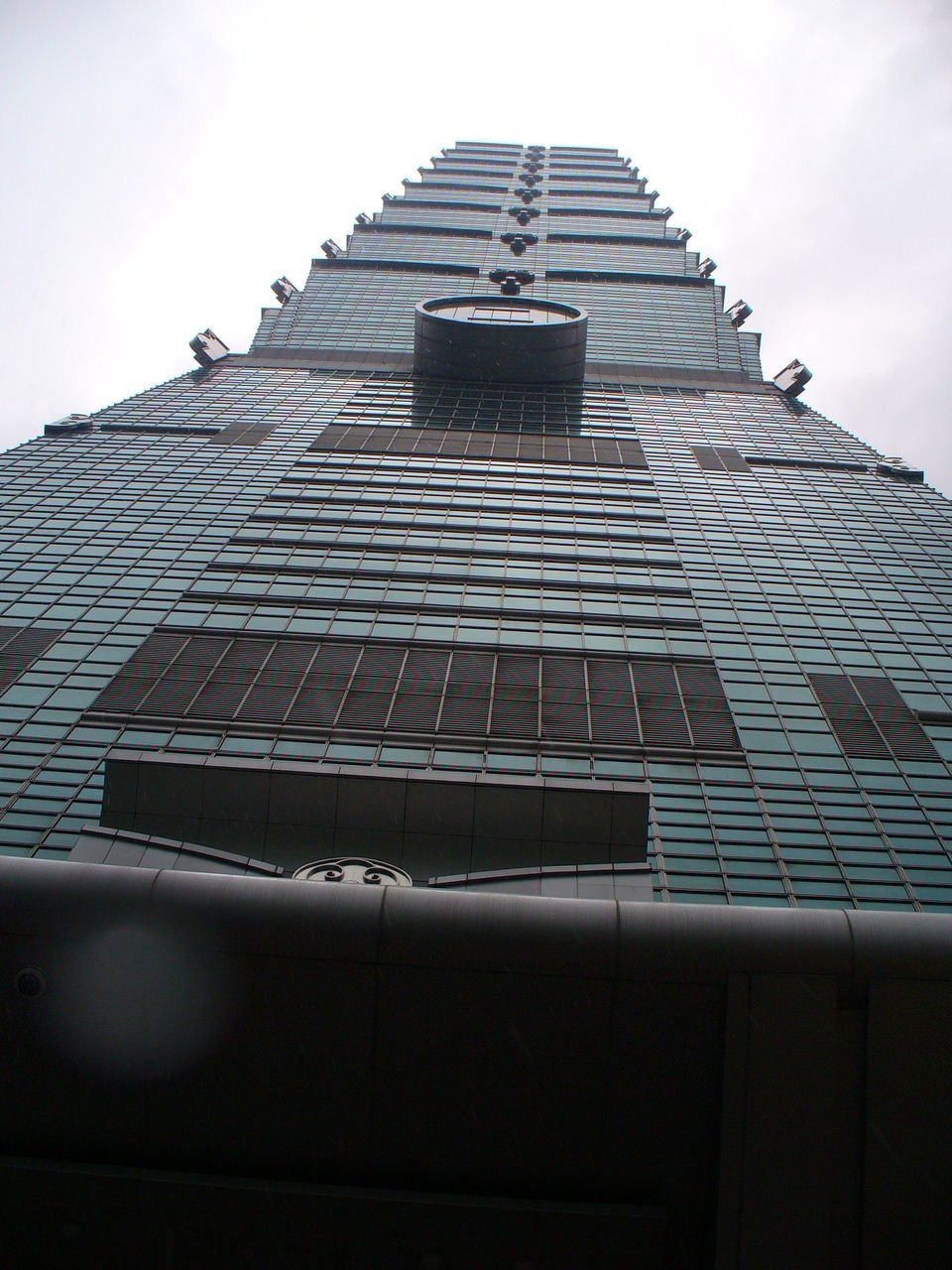 LOW ANGLE VIEW OF SKYSCRAPERS AGAINST SKY