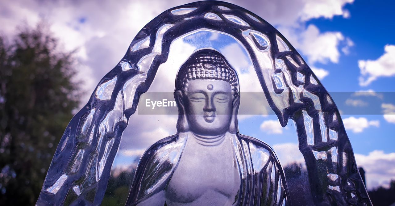 LOW ANGLE VIEW OF STATUE OF ANGEL AGAINST SKY