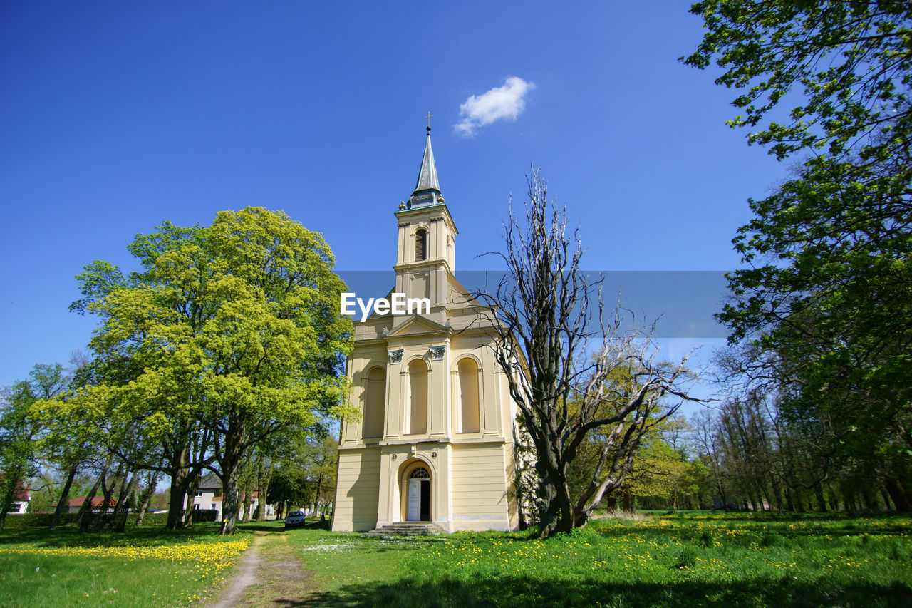 LOW ANGLE VIEW OF CATHEDRAL AGAINST SKY