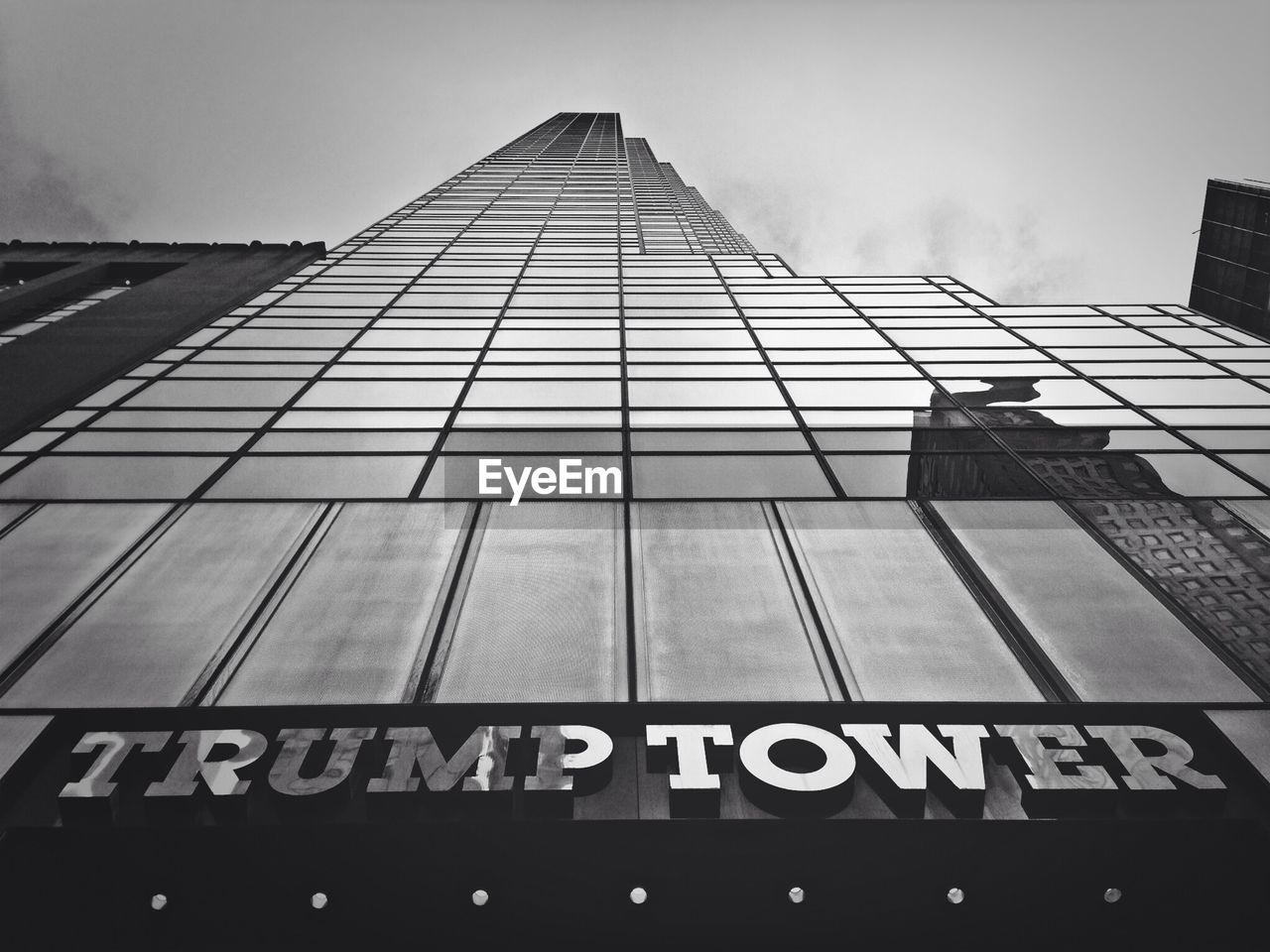 LOW ANGLE VIEW OF MODERN OFFICE BUILDING