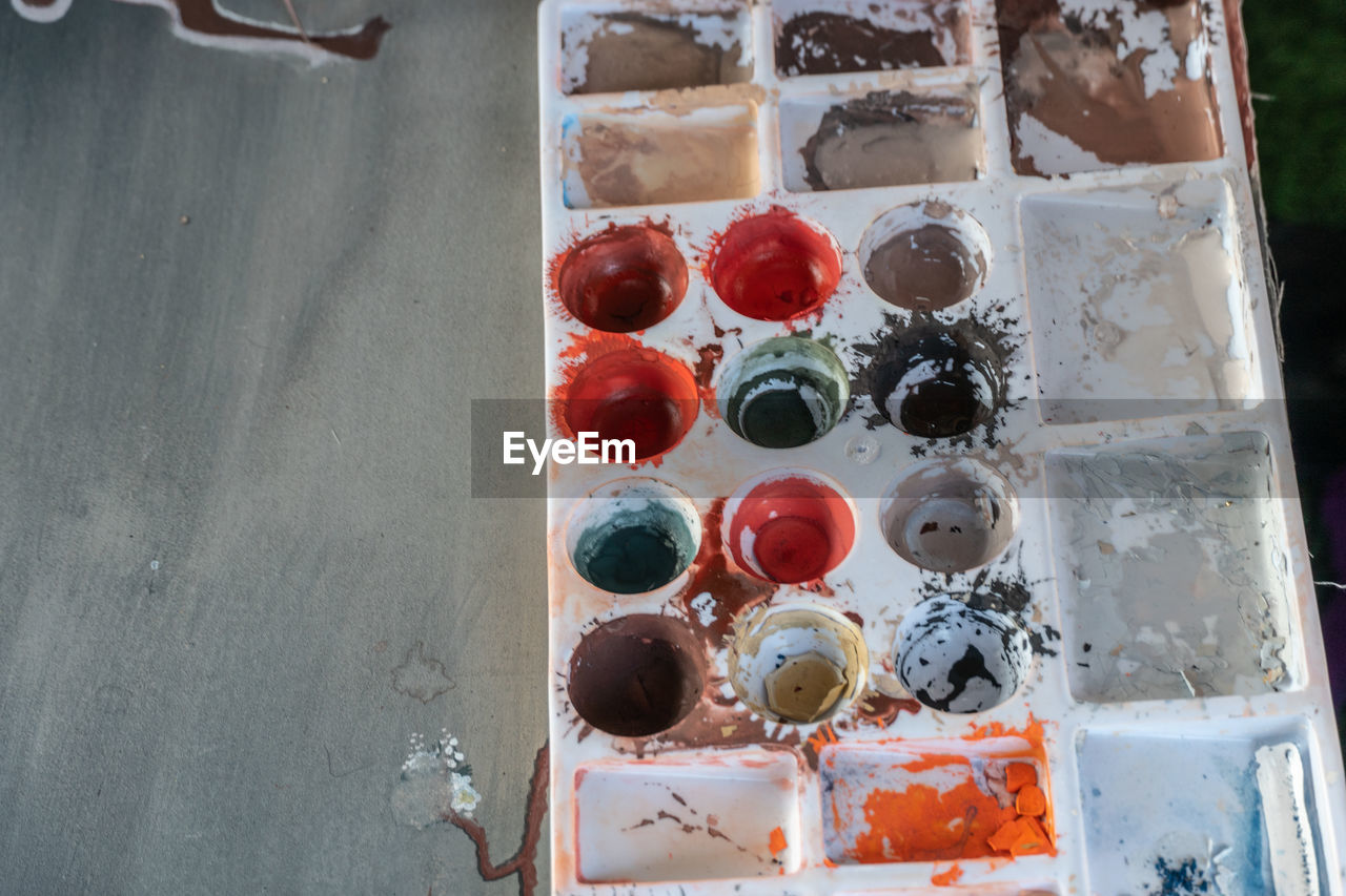 HIGH ANGLE VIEW OF VARIOUS FRUITS IN CONTAINER ON TRAY