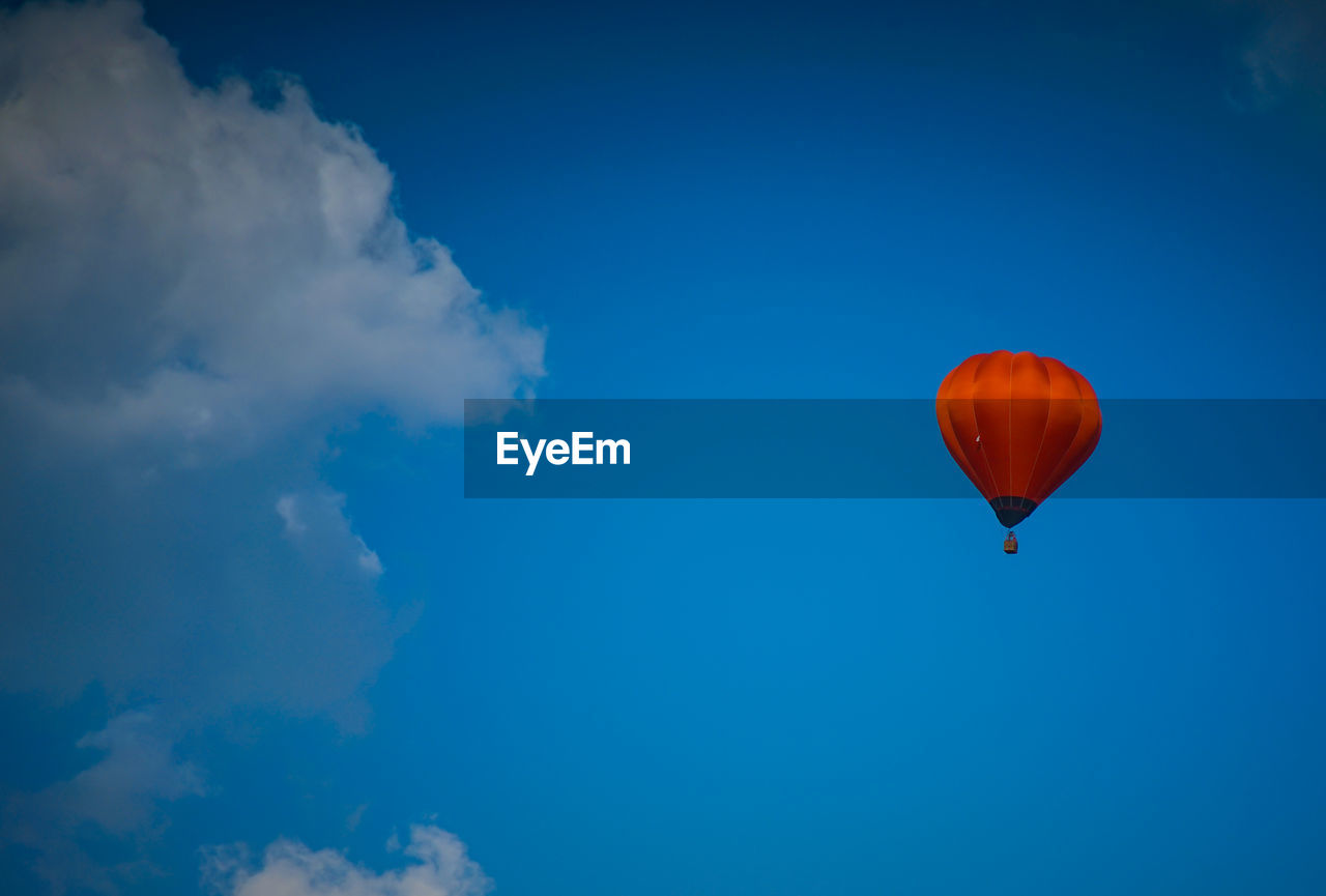 LOW ANGLE VIEW OF HOT AIR BALLOON AGAINST SKY