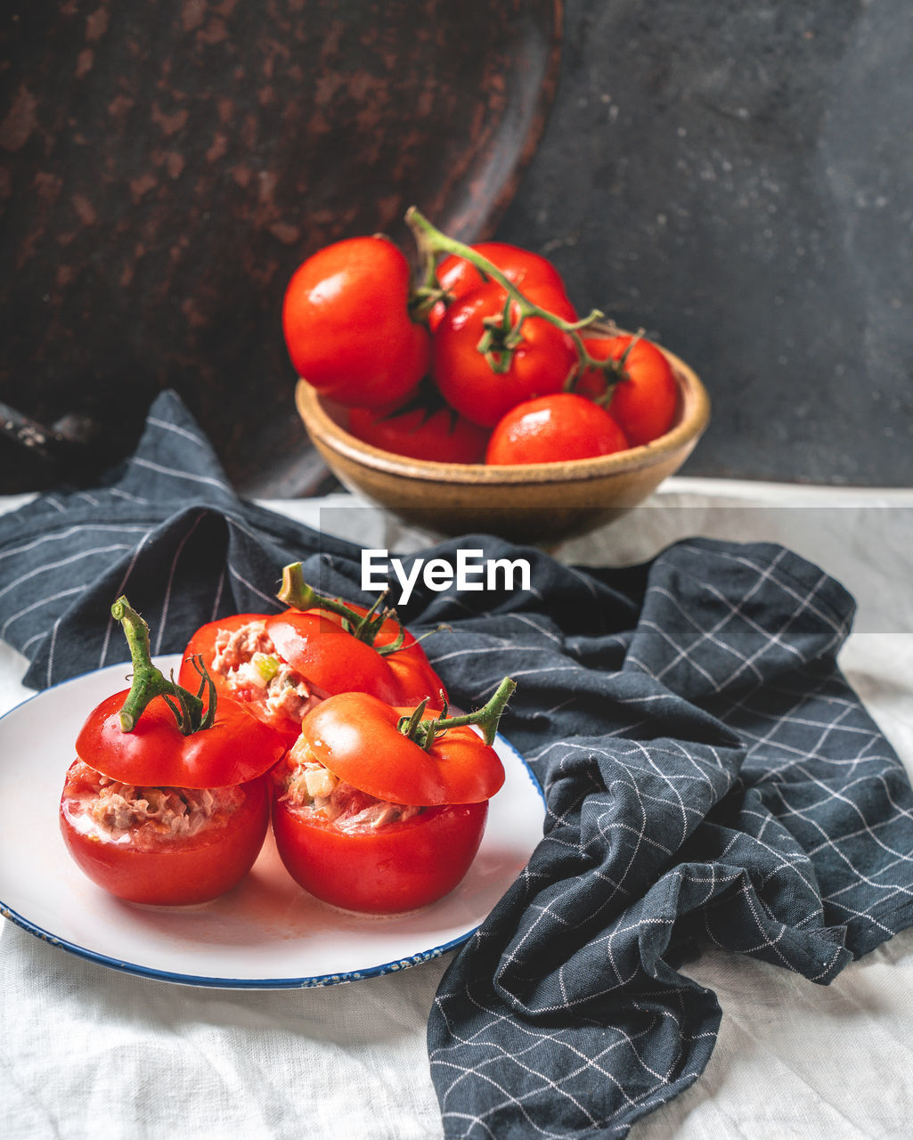 HIGH ANGLE VIEW OF TOMATOES ON TABLE