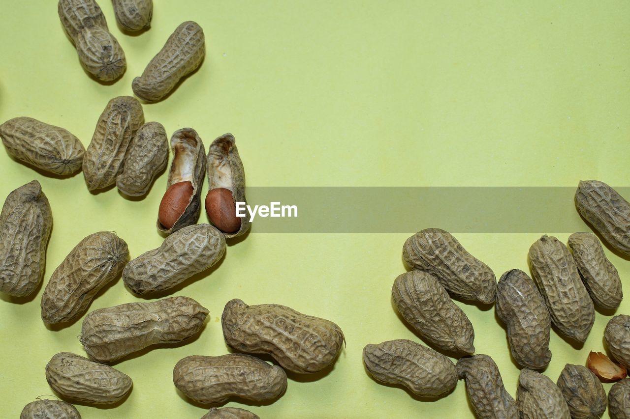 HIGH ANGLE VIEW OF COFFEE BEANS ON TABLE AGAINST BACKGROUND