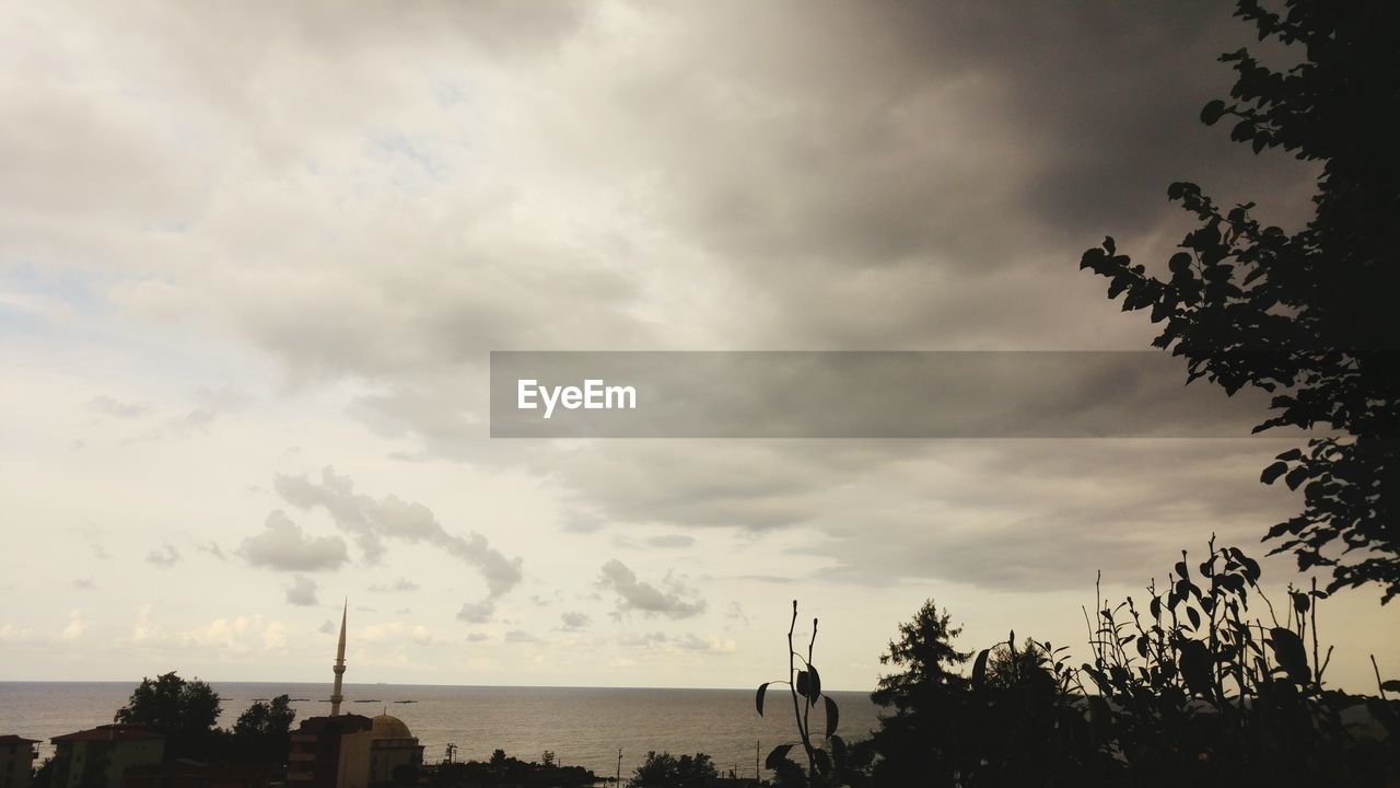 IDYLLIC VIEW OF SEA AGAINST SKY