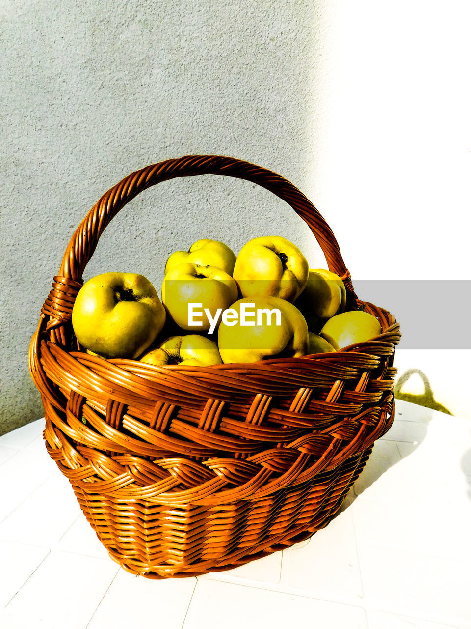 HIGH ANGLE VIEW OF ORANGES IN BASKET