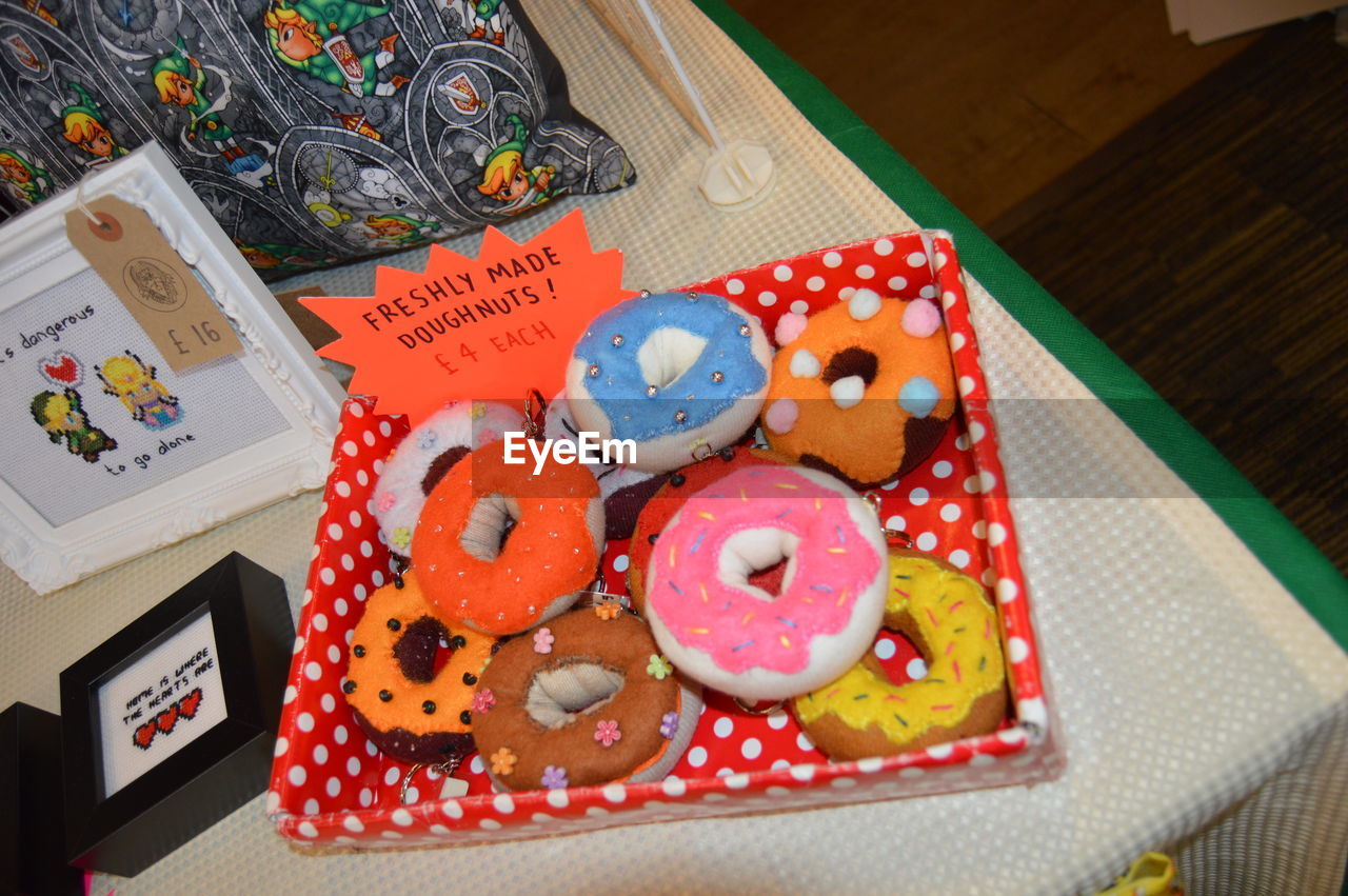 HIGH ANGLE VIEW OF BREAD IN PLATE ON TABLE