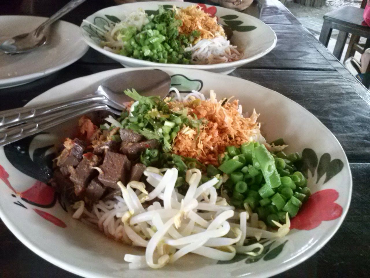 CLOSE-UP OF SALAD IN PLATE ON TABLE