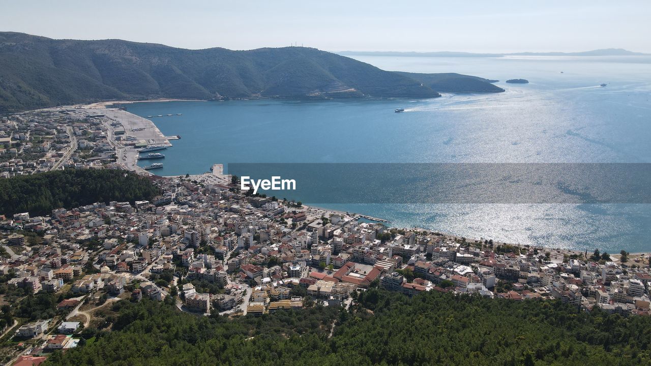 HIGH ANGLE VIEW OF TOWN BY SEA