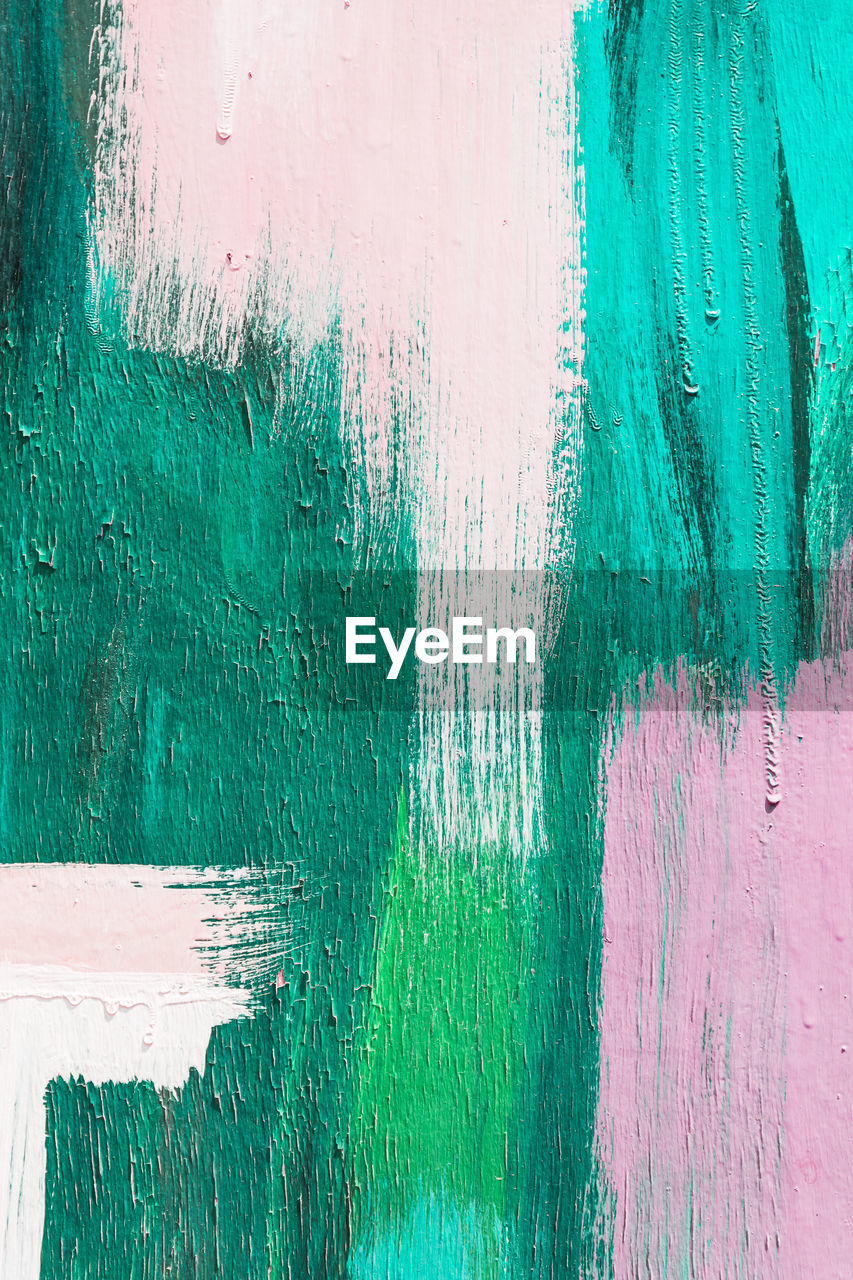 FULL FRAME SHOT OF PAINTED WALL WITH GRAFFITI