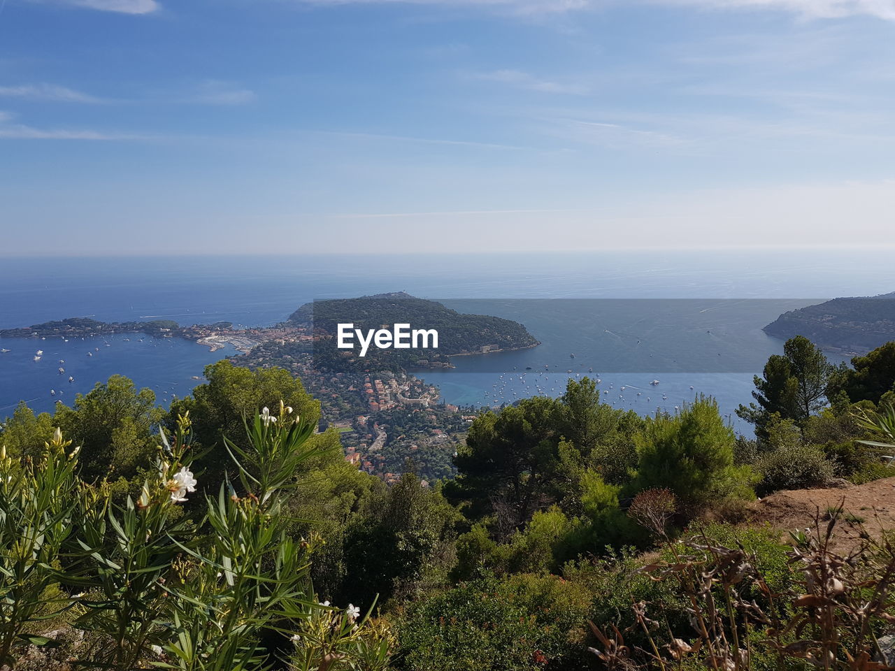 HIGH ANGLE VIEW OF SEA AGAINST SKY