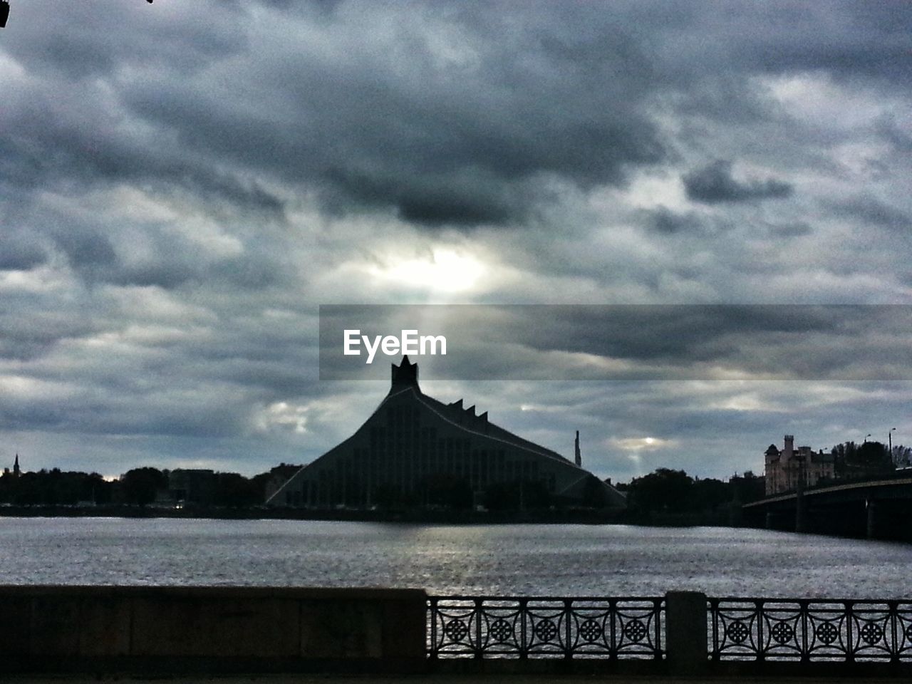 SCENIC VIEW OF DRAMATIC SKY OVER CITY