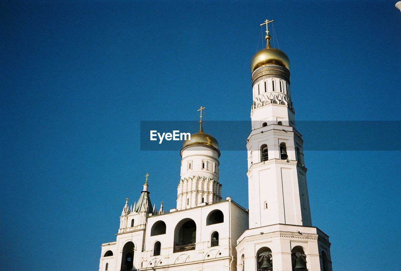 LOW ANGLE VIEW OF A BUILDING AGAINST CLEAR BLUE SKY