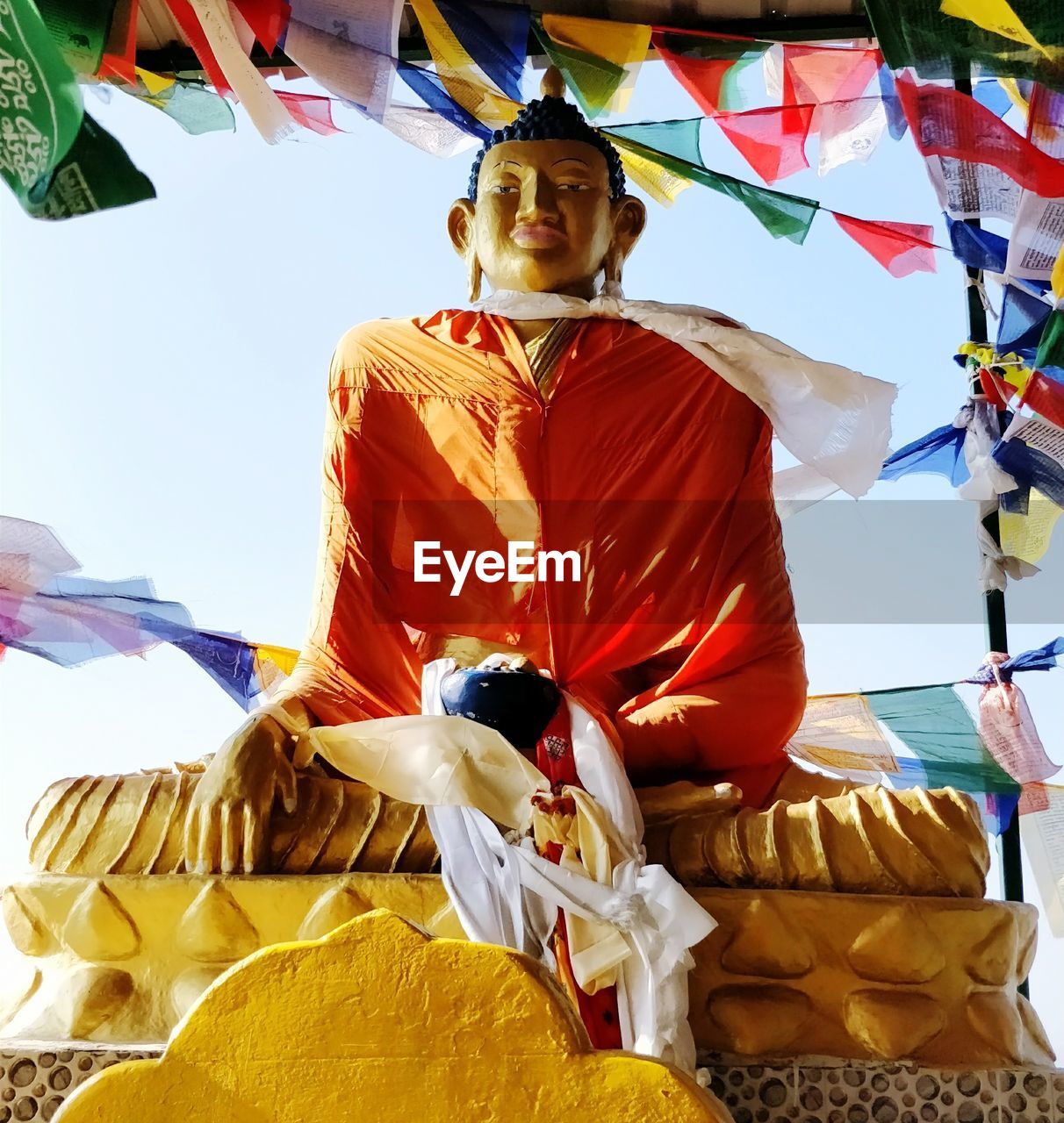 LOW ANGLE VIEW OF STATUE AGAINST TEMPLE