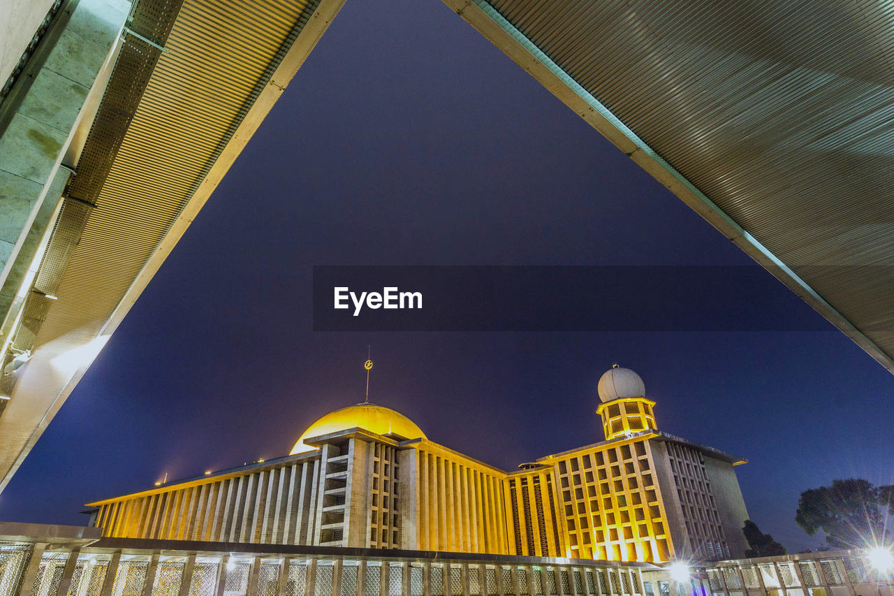 LOW ANGLE VIEW OF MODERN BUILDING AGAINST SKY