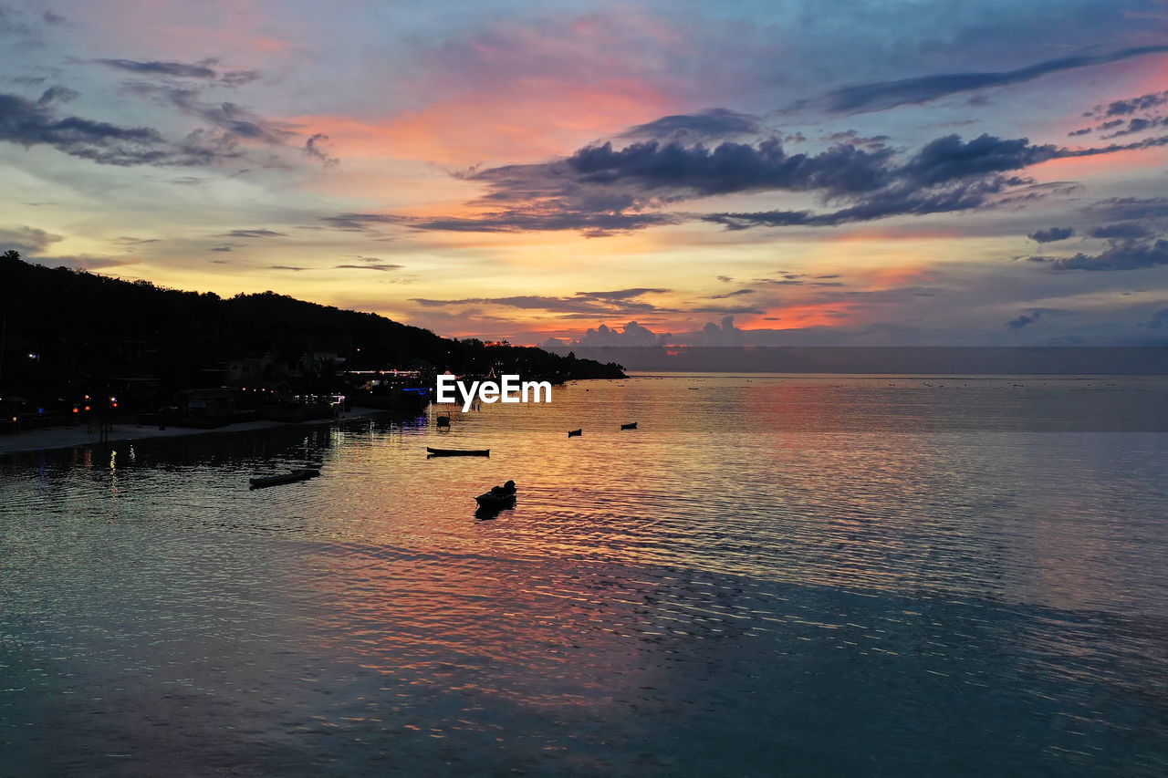 SILHOUETTE BOAT IN SEA AGAINST SKY DURING SUNSET