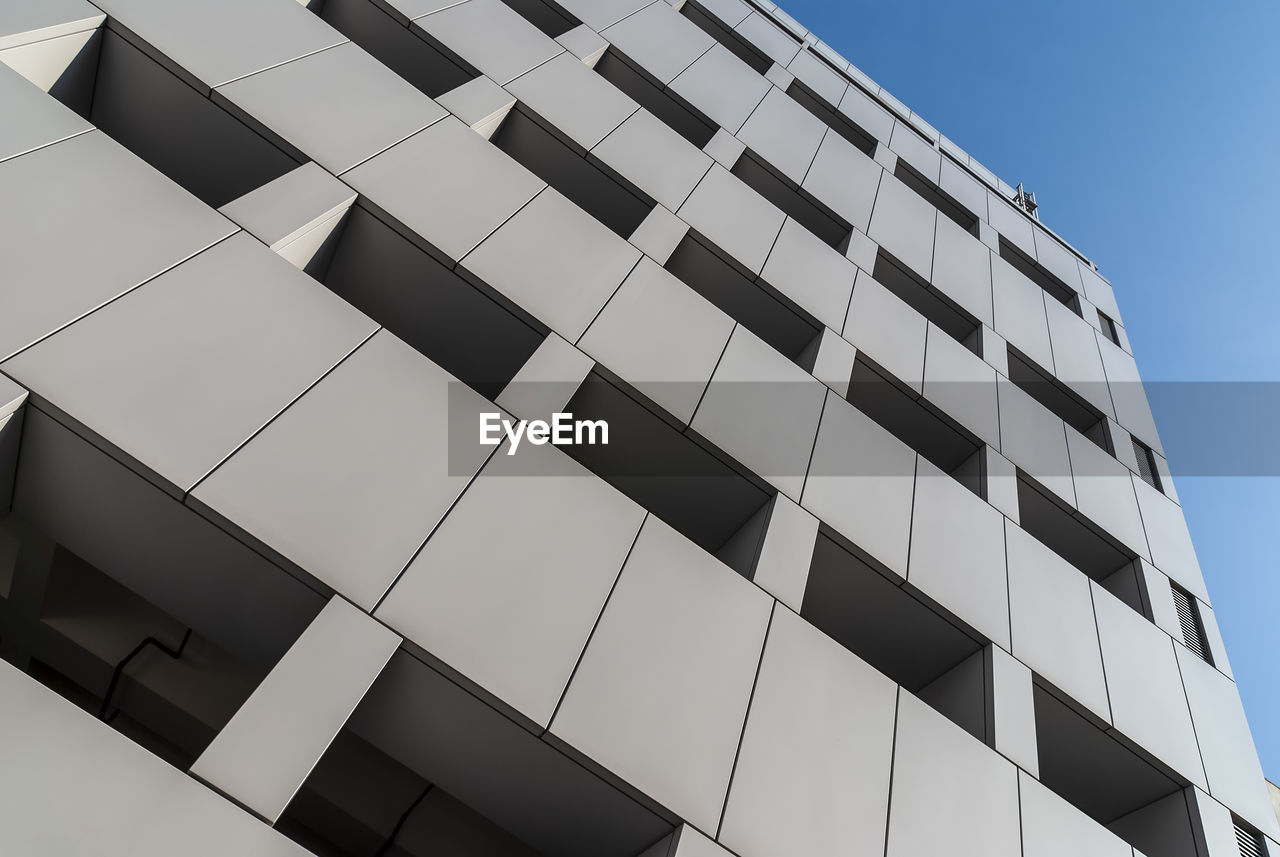 LOW ANGLE VIEW OF BUILDING AGAINST CLEAR SKY