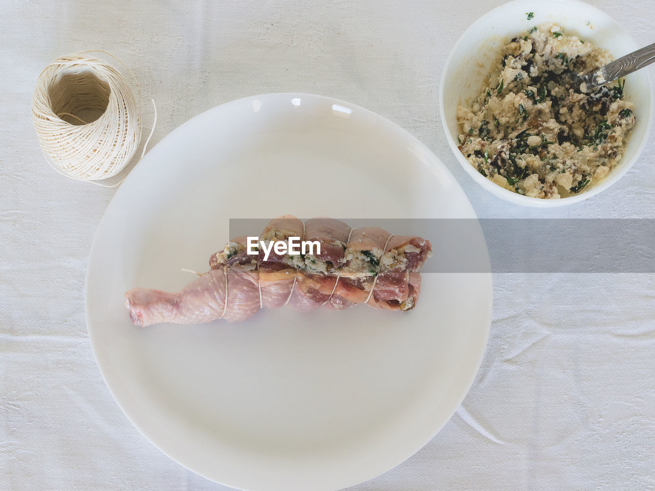 HIGH ANGLE VIEW OF FOOD IN PLATE