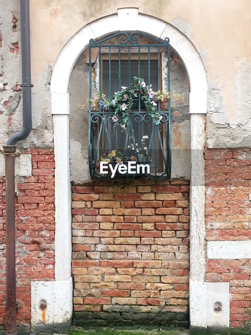 CLOSE-UP OF BRICK WALL WITH CLOSED DOOR