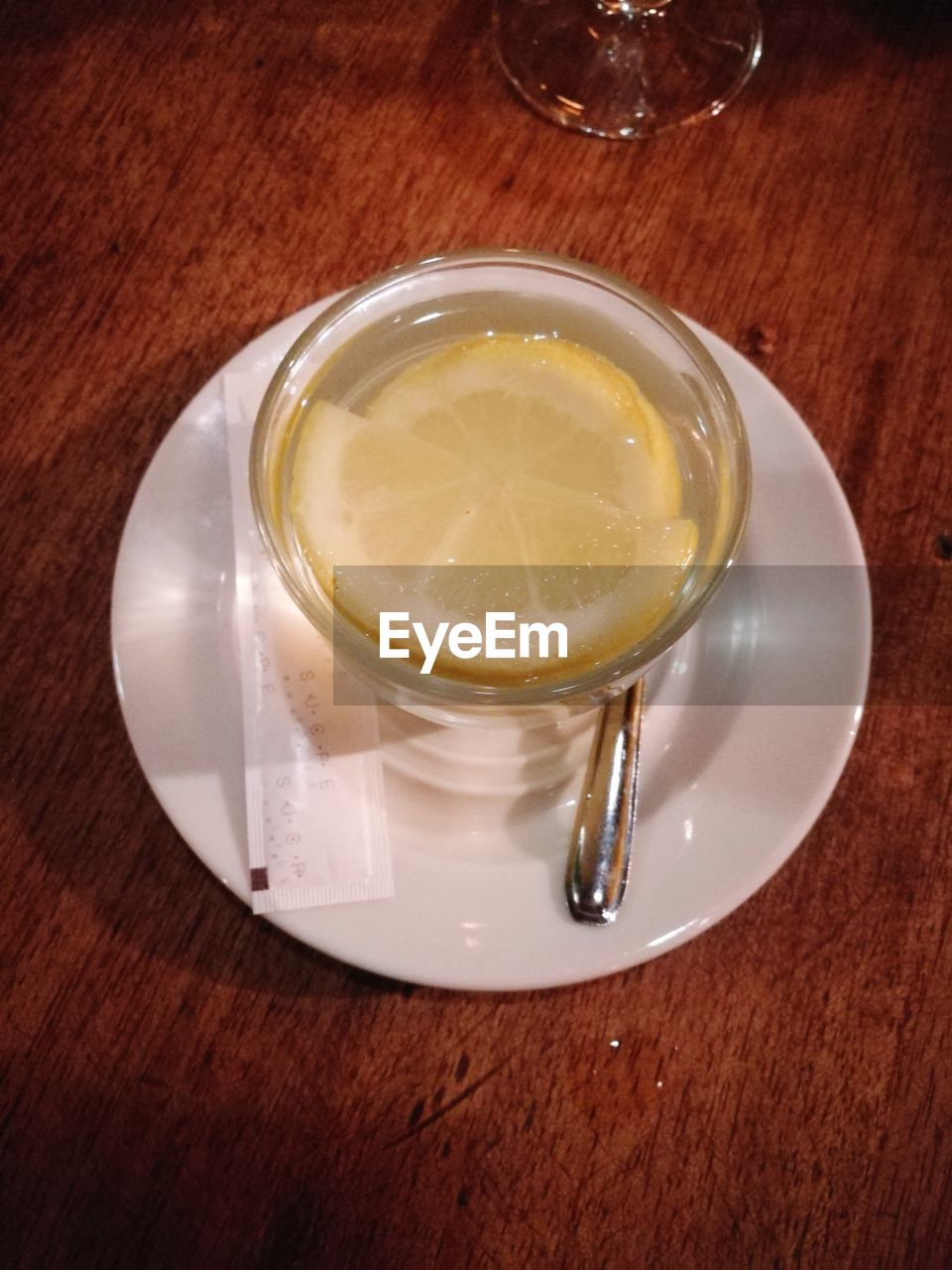 HIGH ANGLE VIEW OF TEA IN GLASS ON TABLE