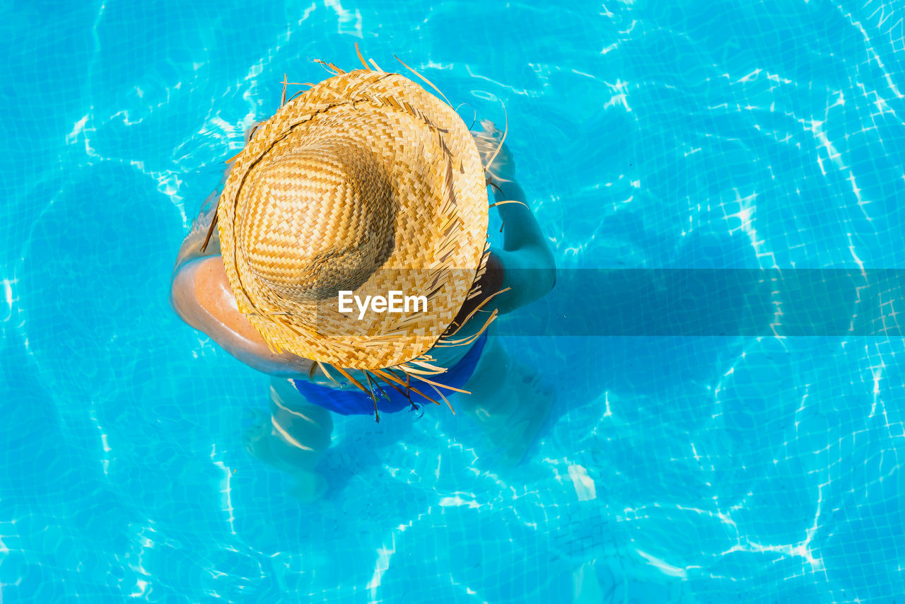 HIGH ANGLE VIEW OF CRAB SWIMMING IN POOL